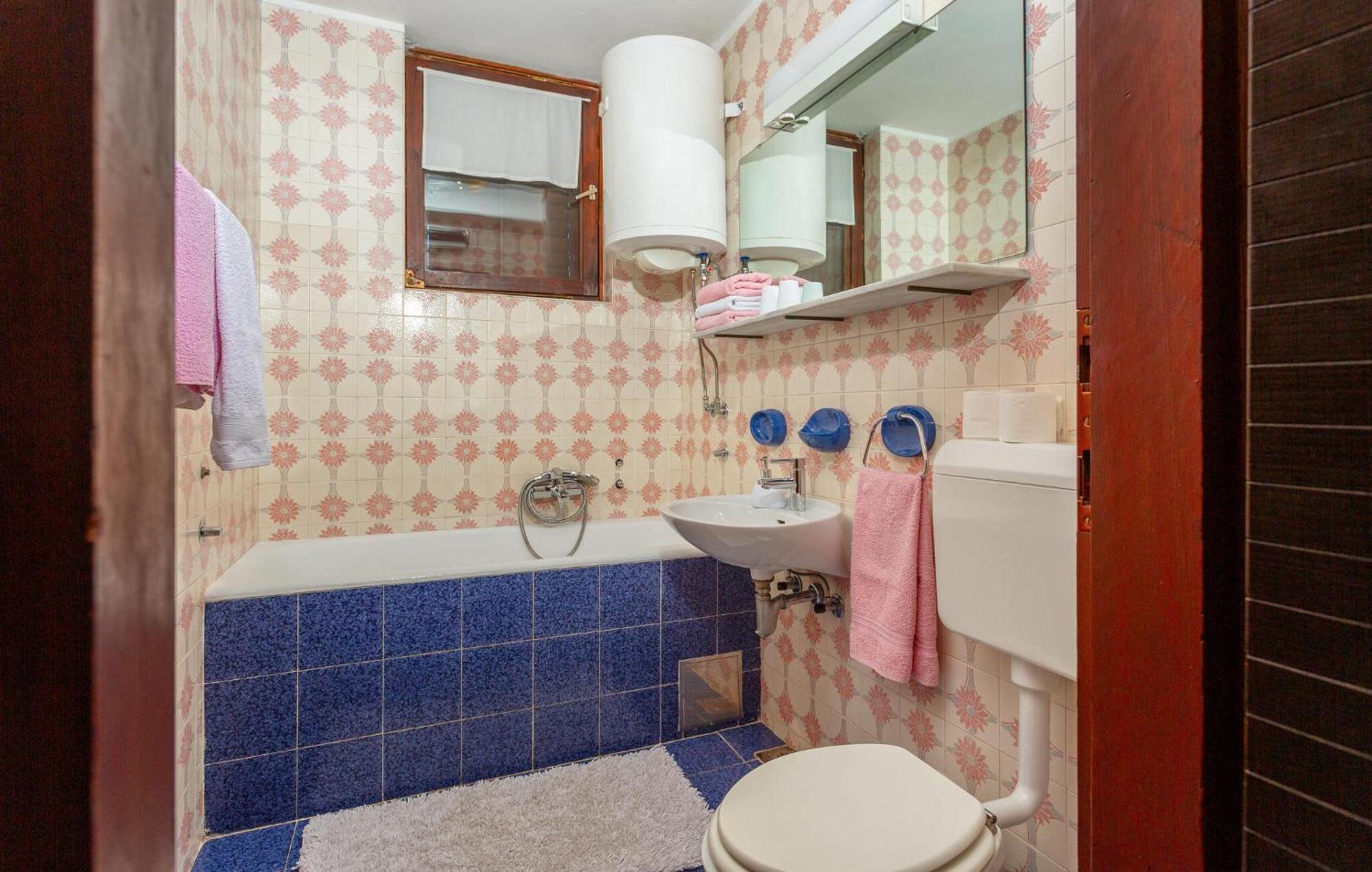 3 Bedroom Stunning Apartment In Krk Крк Экстерьер фото